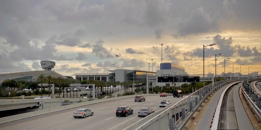 Funcionarios cubanos visitaron el Centro de Control de Tráfico Aéreo de Miami en mayo