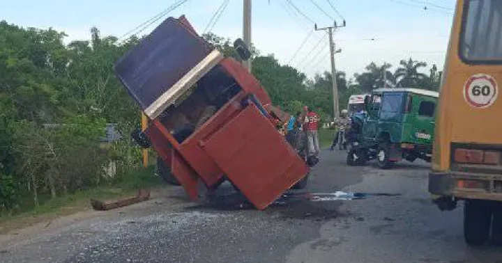 Vehículo para el transporte de pasajeros sufre accidente en Santiago de Cuba