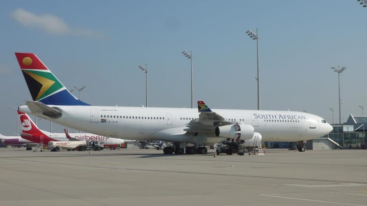 Un extraño vuelo chárter: estalla otro escándalo que implica a los militares de Sudáfrica y Cuba